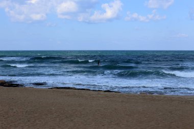 Sörf - özel ışık kurullarında Akdeniz dalgaları sürme. 