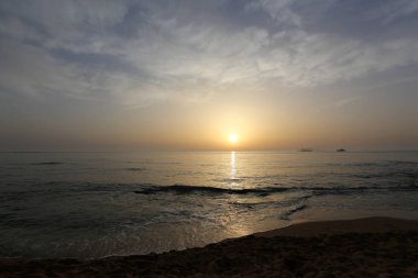 Güneş, Kuzey İsrail'de Akdeniz'de ufukta batıyor ve gün sona eriyor. 