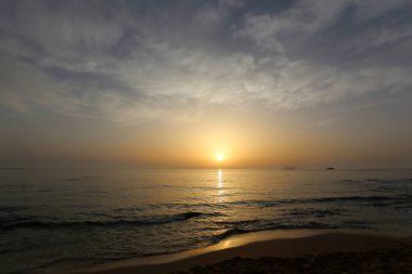 Güneş, Kuzey İsrail'de Akdeniz'de ufukta batıyor ve gün sona eriyor. 