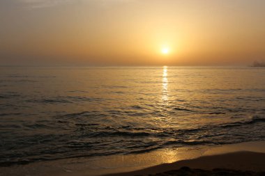 Güneş, Kuzey İsrail'de Akdeniz'de ufukta batıyor ve gün sona eriyor. 