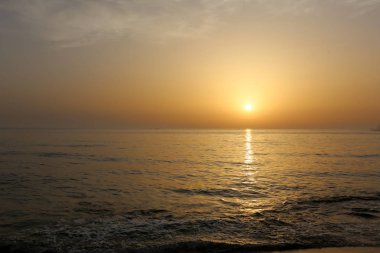 Güneş, Kuzey İsrail'de Akdeniz'de ufukta batıyor ve gün sona eriyor. 