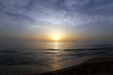 Güneş, Kuzey İsrail'de Akdeniz'de ufukta batıyor ve gün sona eriyor. 