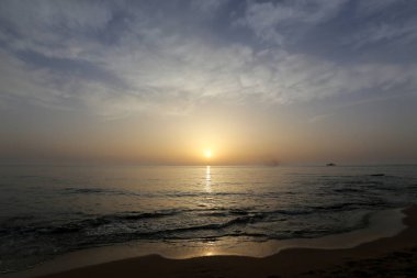 Güneş, Kuzey İsrail'de Akdeniz'de ufukta batıyor ve gün sona eriyor. 
