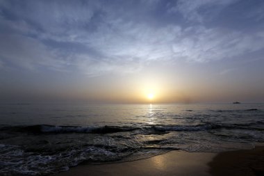 Güneş, Kuzey İsrail'de Akdeniz'de ufukta batıyor ve gün sona eriyor. 