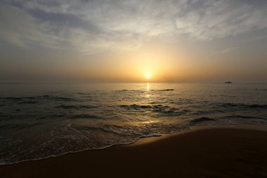 Güneş, Kuzey İsrail'de Akdeniz'de ufukta batıyor ve gün sona eriyor. 