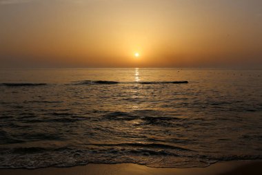 Güneş, Kuzey İsrail'de Akdeniz'de ufukta batıyor ve gün sona eriyor. 