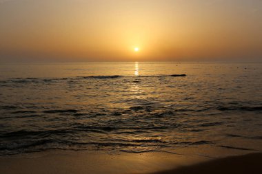 Güneş, Kuzey İsrail'de Akdeniz'de ufukta batıyor ve gün sona eriyor. 