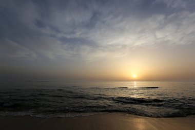 Güneş, Kuzey İsrail'de Akdeniz'de ufukta batıyor ve gün sona eriyor. 