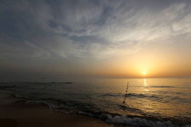 Güneş, Kuzey İsrail'de Akdeniz'de ufukta batıyor ve gün sona eriyor. 