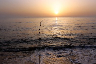 Güneş, Kuzey İsrail'de Akdeniz'de ufukta batıyor ve gün sona eriyor. 