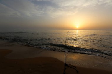 Güneş, Kuzey İsrail'de Akdeniz'de ufukta batıyor ve gün sona eriyor. 