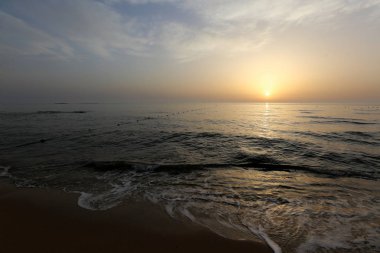 Güneş, Kuzey İsrail'de Akdeniz'de ufukta batıyor ve gün sona eriyor. 