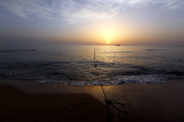 Güneş, Kuzey İsrail'de Akdeniz'de ufukta batıyor ve gün sona eriyor. 