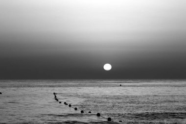 Güneş, Kuzey İsrail'de Akdeniz'de ufukta batıyor ve gün sona eriyor. 