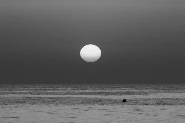 太阳在以色列北部的地中海的地平线上落下 结束一天 — 图库照片