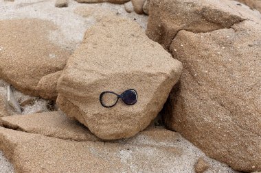 taş doku - katı madde yapısı ve konumu, parçalarının niteliği. 