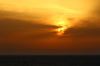 Güneş Kuzey İsrail'de Akdeniz'in ufkunda batıyor ve gün sona eriyor.