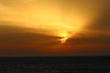 Güneş Kuzey İsrail'de Akdeniz'in ufkunda batıyor ve gün sona eriyor.