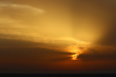 Güneş Kuzey İsrail'de Akdeniz'in ufkunda batıyor ve gün sona eriyor.