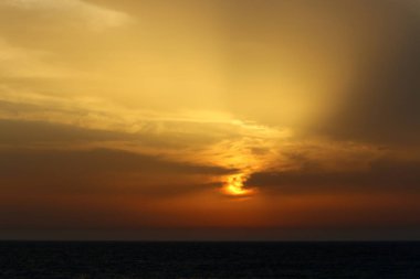 Güneş Kuzey İsrail'de Akdeniz'in ufkunda batıyor ve gün sona eriyor.