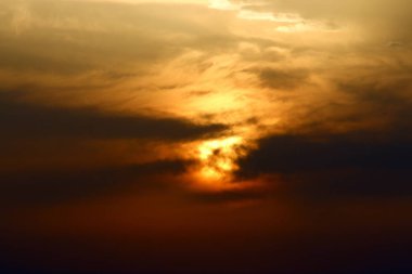 Güneş Kuzey İsrail'de Akdeniz'in ufkunda batıyor ve gün sona eriyor.