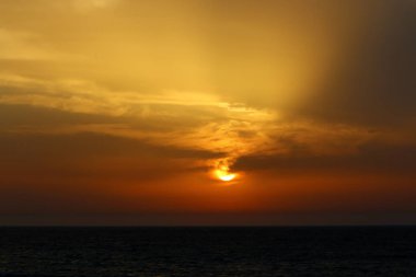 Güneş Kuzey İsrail'de Akdeniz'in ufkunda batıyor ve gün sona eriyor.