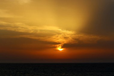 Güneş Kuzey İsrail'de Akdeniz'in ufkunda batıyor ve gün sona eriyor.