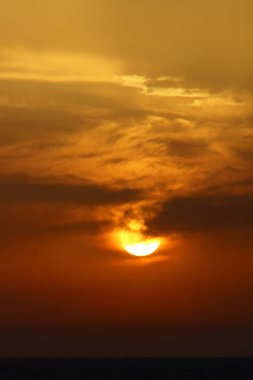 Güneş Kuzey İsrail'de Akdeniz'in ufkunda batıyor ve gün sona eriyor.