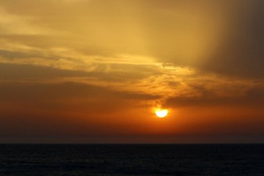 Güneş Kuzey İsrail'de Akdeniz'in ufkunda batıyor ve gün sona eriyor.