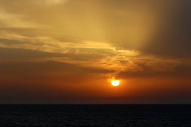 Güneş Kuzey İsrail'de Akdeniz'in ufkunda batıyor ve gün sona eriyor.