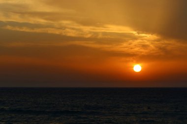 Güneş Kuzey İsrail'de Akdeniz'in ufkunda batıyor ve gün sona eriyor.