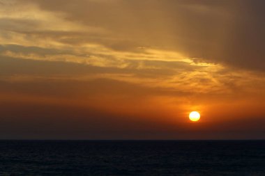 Güneş Kuzey İsrail'de Akdeniz'in ufkunda batıyor ve gün sona eriyor.