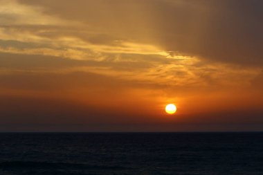 Güneş Kuzey İsrail'de Akdeniz'in ufkunda batıyor ve gün sona eriyor.
