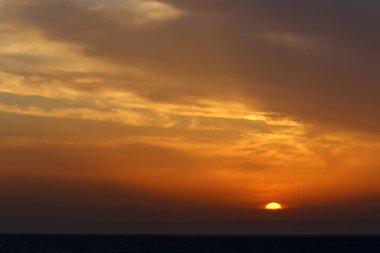 Güneş Kuzey İsrail'de Akdeniz'in ufkunda batıyor ve gün sona eriyor.