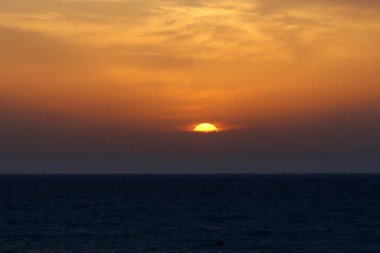 Güneş Kuzey İsrail'de Akdeniz'in ufkunda batıyor ve gün sona eriyor.