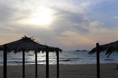 Güneş Kuzey İsrail'de Akdeniz'in ufkunda batıyor ve gün sona eriyor.