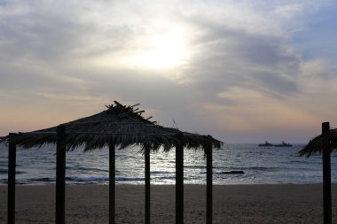 Güneş Kuzey İsrail'de Akdeniz'in ufkunda batıyor ve gün sona eriyor.