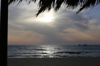 Güneş Kuzey İsrail'de Akdeniz'in ufkunda batıyor ve gün sona eriyor.