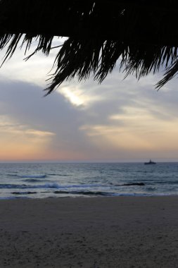 Güneş Kuzey İsrail'de Akdeniz'in ufkunda batıyor ve gün sona eriyor.