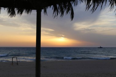 Güneş Kuzey İsrail'de Akdeniz'in ufkunda batıyor ve gün sona eriyor.