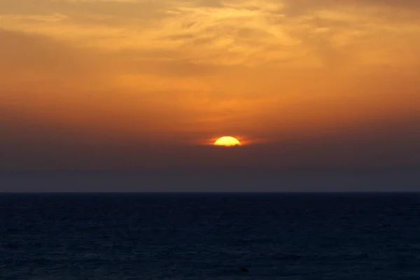 Güneş Kuzey Srail Akdeniz Ufkunda Batıyor Gün Sona Eriyor — Stok fotoğraf