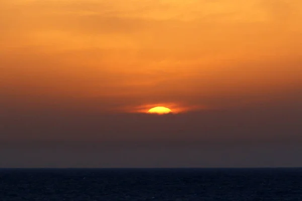 Sol Põe Sobre Horizonte Mediterrâneo Norte Israel Termina Dia — Fotografia de Stock