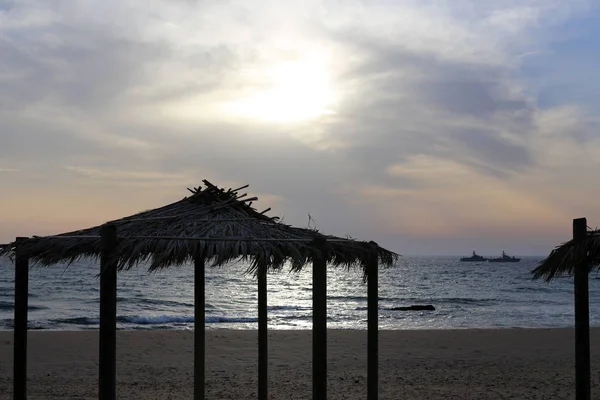 Güneş Kuzey İsrail'de Akdeniz'in ufkunda batıyor ve gün sona eriyor.