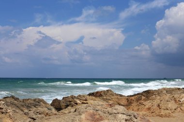 Israil eyaletinin kuzeyinde Akdeniz kıyısı 