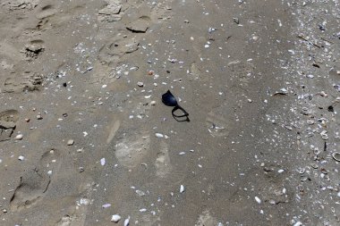 gözlük Akdeniz kıyılarında kumda sahilde yalan 