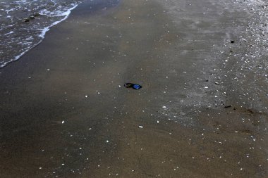 gözlük Akdeniz kıyılarında kumda sahilde yalan 