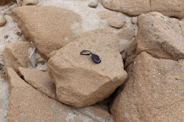 gözlük Akdeniz kıyılarında kumda sahilde yalan 