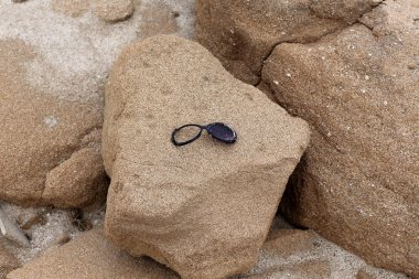 gözlük Akdeniz kıyılarında kumda sahilde yalan 