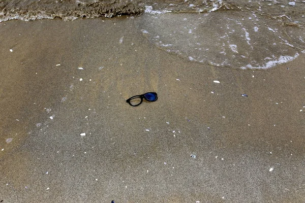 gözlük Akdeniz kıyılarında kumda sahilde yalan 