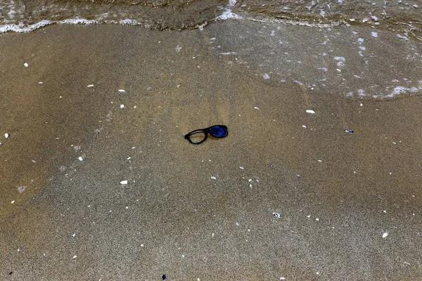 gözlük Akdeniz kıyılarında kumda sahilde yalan 